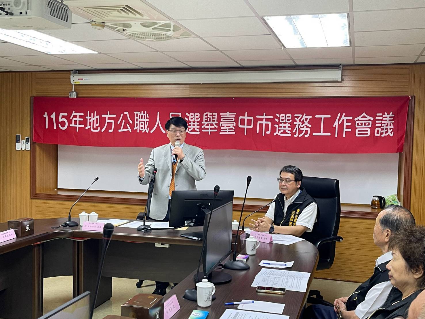 中選會主委游盈隆訪視臺中市選委會 勉勵堅守「十字箴言」做民主守護神